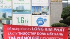 Nhóm người của Long Kim Phát căng băng rôn trước cửa trụ sở Tập đoàn Đất Xanh đòi trả phí môi giới