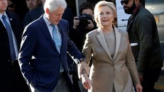 Vợ chồng Clinton tay trong tay đi bỏ phiếu, ảnh Zing.vn