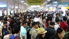 Sân bay Tân Sơn Nhất đông nghẹt khách ngay cả mùa thấp điểm, ảnh MH 