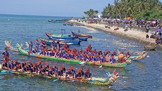 Hoạt động thu hút khách du lịch trên đảo Lý Sơn. Ảnh:Long Vương