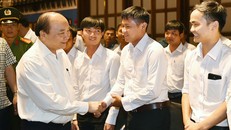 Thủ tướng trò chuyện với các nhân viên làm việc tại khu du lịch của Sun Group 