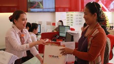 HDBank Đức Phổ khai trương, tặng 100 triệu cho người nghèo 