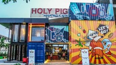Không gian trẻ trung ngay cửa vào Holy Pig (Ảnh từ Tripadvisor)