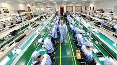 Nỗ lực xóa bỏ rào cản kinh doanh của Chính phủ đang thúc đẩy sự phát triển mạnh mẽ của khu vực kinh tế tư nhân. Trong ảnh: Nhà máy sản xuất Bphone của Bkav.