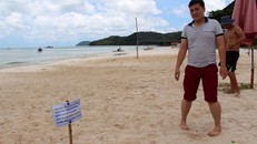 Du khách tò mò nhìn tấm bảng "cấm nằm" lạ đời - Ảnh: DUY KHÁNH