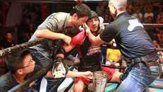 Đạo diễn Johnny Trí Nguyễn tranh thủ dặn dò các thí sinh trong thời gian nghỉ giữa hiệp ngắn ngủi