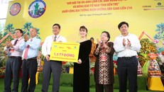 Đại diện nhà tài trợ trao biểu trưng tài trợ xây dựng bia tưởng niệm đường dây giao liên A210