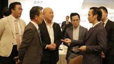  Chủ tịch Tập đoàn FLC Trịnh Văn Quyết (bên phải) trao đổi với các nhà đầu tư Nhật Bản tại sự kiện giới thiệu tiềm năng bất động sản nghỉ dưỡng Việt Nam vừa được tổ chức tại Tokyo, Nhật Bản