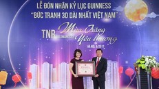 Ông Lê Doãn Hợp, Chủ tịch Hội đồng xác lập Tổ chức kỷ lục Việt Nam trao tặng bằng chứng nhận “Bức tranh 3D dài nhất Việt Nam” cho dự án TNR Goldmark City.