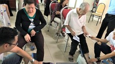 Người tham dự được đo loãng xương tại hội thảo