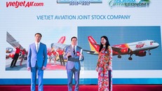 Ông Chu Việt Cường, thành viên HĐQT Vietjet nhận giải thưởng tại The Guide Awards