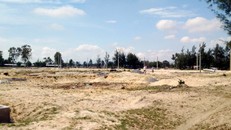 Dù được chủ đầu tư giới thiệu đây là KĐT khép kín kiểu mẫu nhưng thực tế lại nằm gần khu nghĩa địa.