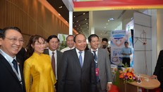 Thủ tướng Nguyễn Xuân Phúc đến thăm gian hàng HDBank