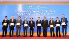 Phó Thủ tướng Phạm Bình Minh và Bộ trưởng, Chủ nhiệm Văn phòng Chính phủ Mai Tiến Dũng trao kỷ niệm chương ghi danh và quà lưu niệm cho 8 nhà tài trợ đặc biệt. Ảnh: VGP/Hải Minh