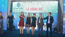 Đại diện các ông ty chúc mừng Tập đoàn Shide Đại Liên trong ngày ra mắt sản phẩm thanh nhựa mới. 