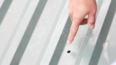 Viên đạn xuyên thủng mái tôn rơi xuống trường mầm non.