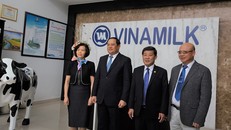 Phó Thủ tướng Lào thăm và làm việc với Vinamilk