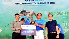 Ông Nguyễn Tiến Đức - CT HĐQT công ty Unicap, Trưởng BTC trao giải Best Gross cho golfer Tạ Anh Chiến