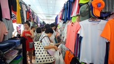 Dễ dàng bắt gặp nhiều sản phẩm may mặc Trung Quốc "đội lốt" hàng Việt ở các chợ