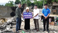 Ông Phạm Tuyên - Giám đốc Kinh doanh miền Bắc Công ty Cổ phần Sữa Việt Nam, đại diện báo Thanh Niên và tỉnh đoàn Yên Bái trao bảng tượng trưng hỗ trợ xây dựng nhà cho chị Lò Thị Muồn trú tại phường Cầu Thìa, thị xã Nghĩa Lộ, tỉnh Yên Bái. 