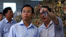 Ông Nguyễn Xuân Anh trong lần thị sát bãi rác ô nhiễmsau khi lên nhậm chức Bí thư Thành ủy Đà Nẵng. Ảnh:Nguyễn Đông.