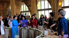 Không khí bữa tiệc rất dịu dàng và thân mật