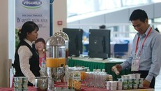 Nước cam Vfresh 100% của Vinamilk được đông đảo phóng viên báo chí trong và ngoài nước tác nghiệp tại Apec 2017 tin tưởng sử dụng, Ảnh: Xuân Phú 