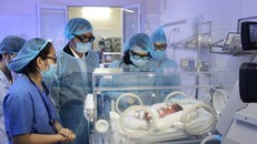 Bộ trưởng Bộ Y tế Nguyễn Thị Kim Tiến thăm bệnh nhi sơ sinh điều trị tại BV Sản - Nhi Bắc Ninh