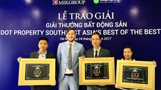 Đại diện Dot Property Awards trao chứng nhận giải thưởng cho MIKGroup