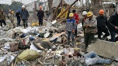 Người bị thương nằm trên mặt đất tại hiện trường vụ nổ. Ảnh: CGTN.