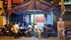 Nhiều người tập trung chia buồn với gia đình bé trai. Ảnh: Lê Trai