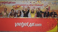 Bà Nguyễn Thanh Hà, Chủ tịch Vietjet (thứ 3, trái), ông Nguyễn Hải Bằng, Đại sứ Việt Nam tại Thái Lan (thứ 2, phải) cùng các quan chức cấp cao Thái Lan và các lãnh đạo khác của Vietjet công bố đường bay quốc tế mới của hãng.