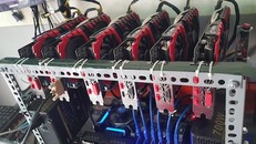  Một máy đào Bitcoin với sáu card đồ hoạ của MSI.