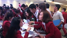 Các nhân viên sale của Alibaba chen lấn đặt cọc.