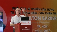 Miles Hilton-Barber giao lưu với các VĐV trước giải Marathon Quốc tế TP.HCM Techcombank 2017