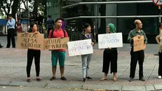 Nhiều người đến văn phòng Alma tại TP.HCM để đòi tiền mua sản phẩm "sở hữu kỳ nghỉ"