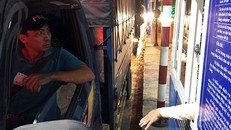 Các tài xế bất ngờ khi trạm BOT Cai Lậythu phí trở lại giữa đêm. Ảnh:Quốc Đoan.