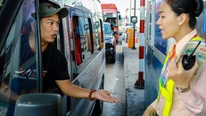 Tài xế dùng tiền xu để trả phí qua trạm BOT Cai Lậy. Ảnh: Nguyễn Thành