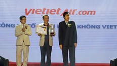 Giám đốc Điều hành Lưu Đức Khánh đại diện cho Vietjet nhận giải thưởng tại lễ trao giải cho các sản phẩm – dịch vụ được Tin & Dùng 2017 