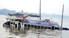 Va chạm với sà lan, tàu du lịch chở 31 du khách bị chìm
