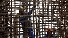 Tỷ lệ vốn FDI thu hút, giải ngân tăng dần đều những năm gần đây nhưng tính lan toả chưa như kỳ vọng. Ảnh: Reuters.