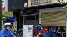 Nhân viên một cửa hàng trên đường Huỳnh Thúc Kháng (TP HCM)xếp áo mưa chuẩn bị ra về sau khi đóng cửa hàng lúc 15h30 chiều 25/12. Ảnh:Viễn Thông