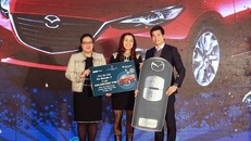 bà Nguyễn Thị Chung, chủ sở hữu của 4 căn condotel đã may mắn trúng thưởng ô tô Mazda 3 trị giá hơn 650 triệu đồng 