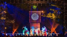 Sân khấu lấy cảm hứng từ đồng hồ Big Ben cao tới 8m sáng rực ánh đèn cùng cư dân đón chờ thời khắc năm mới 2018