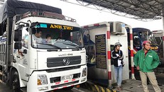 Nhiều ôtô đậu chắn ngang trạm thu phí BOT Cần Thơ - Phụng Hiệp trưa 5/1. Ảnh:Cửu Long.