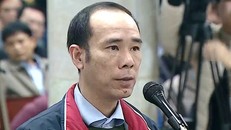 Bị cáo Vũ Đức Thuận trả lời Hội đồng xét xử.