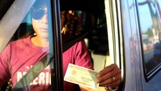  Tài xế nhận tiền thối 100 đồng tại trạm BOT. Ảnh:Thái Hà.