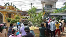 Hàng trăm người hiếu kỳ đến xem "đá nổi"