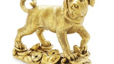 Nhiều người thích mua những tượng hình chó từ chỗ làm bằng những vật liệu bình thường cho đến tượng được mạ vàng 24k