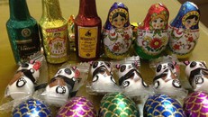 Các loại bánh kẹo xách tay vừa ngon, vừa có hình thức bắt mắt, độc đáo nên rất được ưa chuộng. (Ảnh: Hồng Vân)